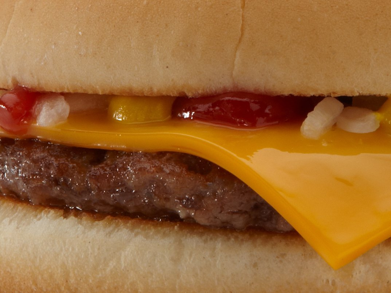 Hamburguesa de queso sin retocar. McDonalds